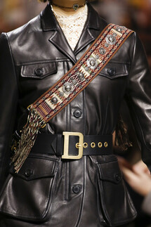 Details Christian Dior , Details Dior Fall 2018 Ready-to-Wear , Детали показа Кристиан Диор , Детали показа Диор осень зима 2018 , Fashion show , неделя моды в Париже , PFW , Мария Грация Кьюри , Mainstyles